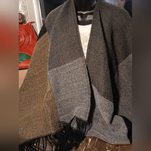 Harve Benard Black and Gray Textured Poncho - Picture 5 of 7